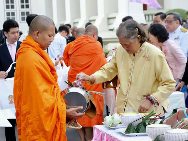 สมเด็จพระเทพรัตนราชสุดาฯ สยามบรมราชกุมารี เสด็จพระราชดำเนินไปทรงบาตร เนื่องในวันครบรอบ 102 ปี