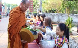 สืบสานวิถีถิ่น ปูสาด นุ่งซิ่น ห่มสไบ ใส่บาตร. @ถนนสายธรรมมะ