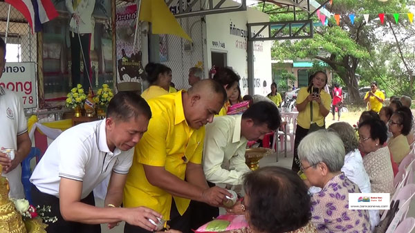 เทศบาลเมืองคลองแหร่วมกับชุมชนจัดกิจกรรมรดน้ำดำหัวผู้สูงอายุ  ประจำปี 2562