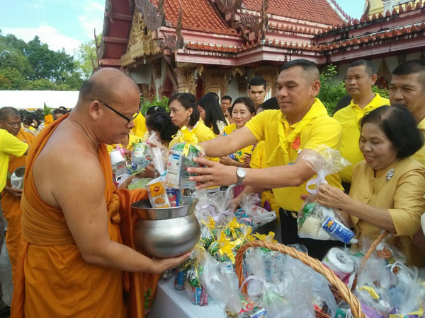 มทบ.42 ร่วมพิธีทำบุญตักบาตร เนื่องในงานพระราชพิธีบรมราชาภิเษก และร่วมชมพระราชพิธี