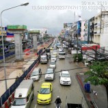 สภาพการจราจร ถ.ศรีนครินทร์ขาเข้า จากแยกศรีเทพาถึงเกาะยอ จังหวัดสมุทรปราการ น้ำยังท่วมขัง 3 ช่องทาง