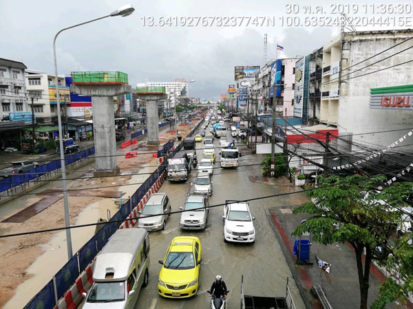 สภาพการจราจร ถ.ศรีนครินทร์ขาเข้า จากแยกศรีเทพาถึงเกาะยอ จังหวัดสมุทรปราการ น้ำยังท่วมขัง 3 ช่องทาง