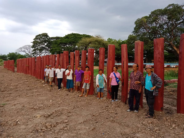 ชาวบ้านประท้วงกรมศิลปากรบูรณะเสาตะลุงผิดแบบ