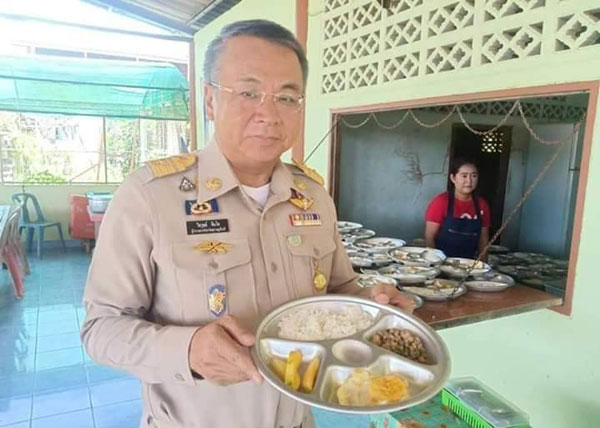 ผู้ว่าฯ สุราษฎร์ธานีลงพื้นที่สุ่มตรวจสอบคุณภาพอาหารกลางวันเด็กนักเรียน เน้นย้ำมิให้มีการทุจริตโดยเด็ดขาด