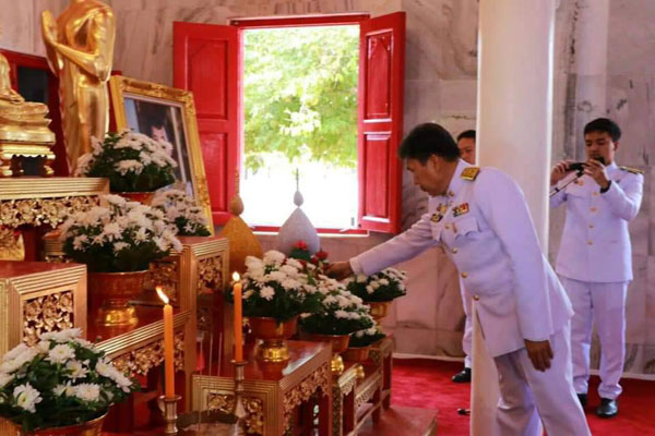 พระบาทสมเด็จพระเจ้าอยู่หัว ทรงพระกรุณาโปรดเกล้าฯ พระราชทานเทียนพรรษาเพื่อจุดบูชาพระรัตนตรัย และพุทธเจดีย์สถาน ณ วัดพระบรมธาตุไชยาวรราชวิหาร จ.สุราษฎร์ธานี