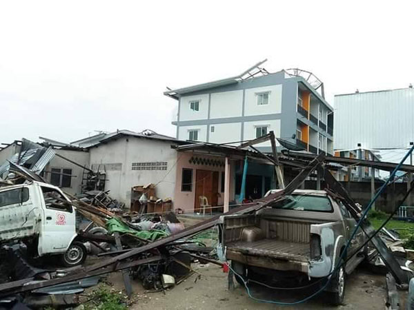 พายุถล่มพนัสนิคม  ไฟดับบ้านเรือนพังเสียหายเป็นจำนวนมาก