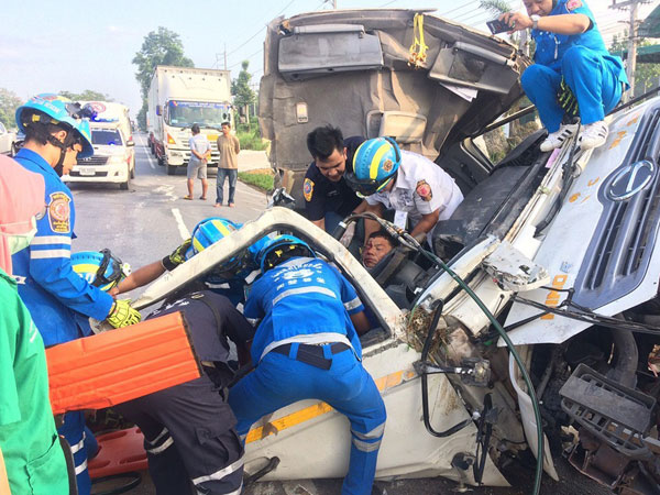 อุบัติเหตุรถบรรทุก 6 ล้อ พลิกคว่ำ สายเอเซีย-บางกล่ำ เจ็บ 3 ราย
