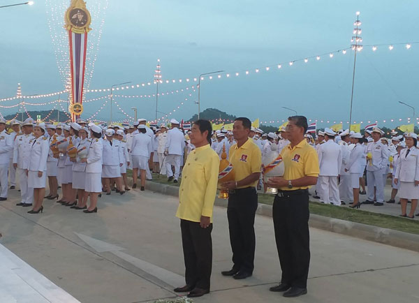 ผู้ว่าฯ สระบุรีนำหัวหน้าส่วนราชการจัดพิธีวางพานพุ่มถวายเครื่องราชสักการะจุดเทียนชัยถวายพระพรชัยมงคลแด่พระบาทสมเด็จพระเจ้าอยู่หัวเนื่องในโอกาสวันเฉลิมพระชนมพรรษา