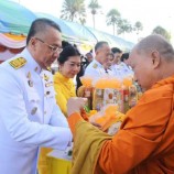 ผู้ว่าฯ สุราษฎร์ธานีนำพุทธศาสนิกชนร่วมทำบุญตักบาตรพระสงฆ์ 68 รูป ถวายเป็นพระราชกุศล และปล่อยพันธุ์สัตว์น้ำ 689,999 ตัว เนื่องในวันเฉลิมพระชนมพรรษาพระบาทสมเด็จพระเจ้าอยู่หัว ประจำปีพุทธศักราช 2562