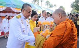 ผู้ว่าฯ สุราษฎร์ธานีนำพุทธศาสนิกชนร่วมทำบุญตักบาตรพระสงฆ์ 68 รูป ถวายเป็นพระราชกุศล และปล่อยพันธุ์สัตว์น้ำ 689,999 ตัว เนื่องในวันเฉลิมพระชนมพรรษาพระบาทสมเด็จพระเจ้าอยู่หัว ประจำปีพุทธศักราช 2562