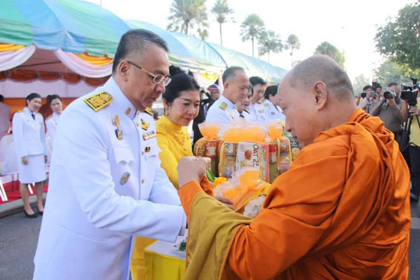 ผู้ว่าฯ สุราษฎร์ธานีนำพุทธศาสนิกชนร่วมทำบุญตักบาตรพระสงฆ์ 68 รูป ถวายเป็นพระราชกุศล และปล่อยพันธุ์สัตว์น้ำ 689,999 ตัว เนื่องในวันเฉลิมพระชนมพรรษาพระบาทสมเด็จพระเจ้าอยู่หัว ประจำปีพุทธศักราช 2562