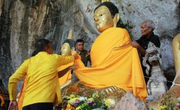 ห่มผ้าหลวงพ่อองค์ใหญ่ วัดเขาพระทอง เก่าแก่ที่มีอายุนับ 800 ปี