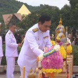 องคมนตรี นายกรัฐมนตรีร่วมวางพานพุ่มถวายสักการะพระบรมราชานุสาวรีย์ พระบาทสมเด็จพระจุลจอมเกล้าเจ้าอยู่หัว