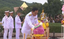 องคมนตรี นายกรัฐมนตรีร่วมวางพานพุ่มถวายสักการะพระบรมราชานุสาวรีย์ พระบาทสมเด็จพระจุลจอมเกล้าเจ้าอยู่หัว