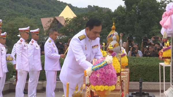 องคมนตรี นายกรัฐมนตรีร่วมวางพานพุ่มถวายสักการะพระบรมราชานุสาวรีย์ พระบาทสมเด็จพระจุลจอมเกล้าเจ้าอยู่หัว