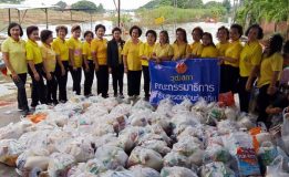 วุฒิสภานำถุงยังชีพโครงการ “วุฒิสภาร่วมใจ ช่วยเหลือผู้ประสบภัยน้ำท่วม” ไปมอบให้แก่ประชาชน