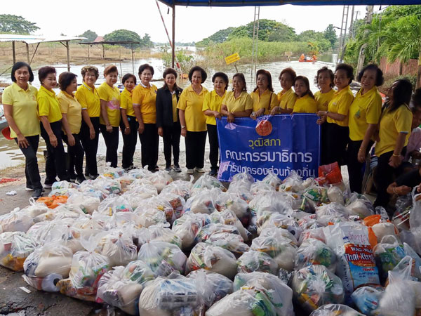 วุฒิสภานำถุงยังชีพโครงการ “วุฒิสภาร่วมใจ ช่วยเหลือผู้ประสบภัยน้ำท่วม” ไปมอบให้แก่ประชาชน