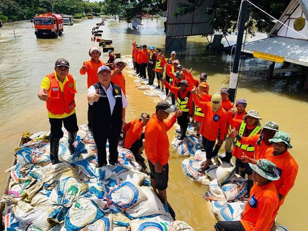 สถานการณ์น้ำท่วมอุบลราชธานีดีขึ้น กรมทางหลวงวางบิ๊กแบ็คบน ทล.24 เพื่อให้รถเล็กสัญจรได้ พร้อมบริจาคสิ่งของเพื่อร่วมกันช่วยเหลือผู้ประสบภัย