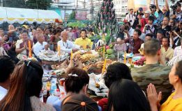 เมืองช้างเปิดยิ่งใหญ่! งานประเพณีแซนโฎนตา บูชาบรรพบุรุษด้วยเครื่องเซ่นไหว้มากที่สุดในโลก