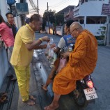 ตักบาตรพระสงฆ์อุทิศส่วนบุญกุศลแด่พลเอกเปรม ติณสูลานนท์