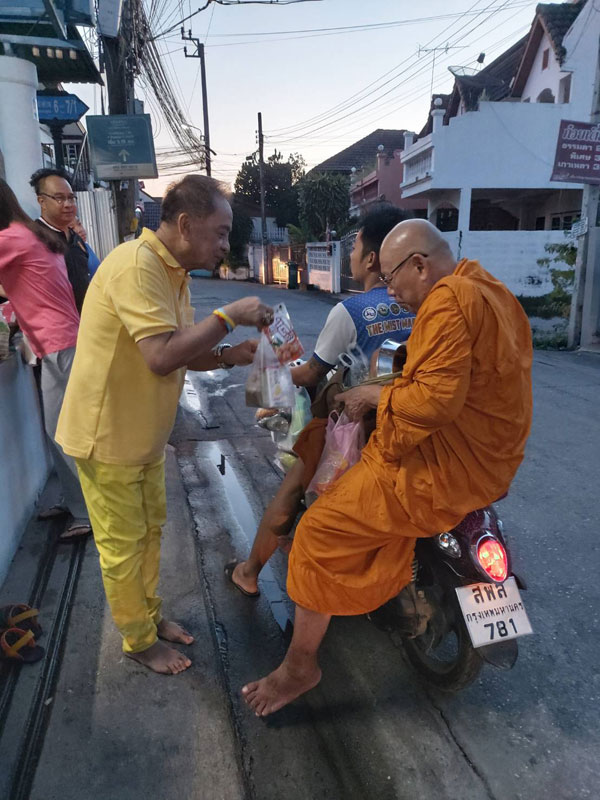 ตักบาตรพระสงฆ์อุทิศส่วนบุญกุศลแด่พลเอกเปรม ติณสูลานนท์