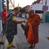 ตักบาตรพระสงฆ์อุทิศส่วนบุญกุศลแด่พลเอกเปรม ติณสูลานนท์