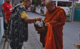 ตักบาตรพระสงฆ์อุทิศส่วนบุญกุศลแด่พลเอกเปรม ติณสูลานนท์