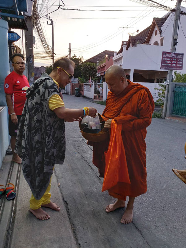 ตักบาตรพระสงฆ์อุทิศส่วนบุญกุศลแด่พลเอกเปรม ติณสูลานนท์