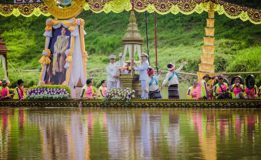 ชาวน่านจัดขบวนอัญเชิญถ้วยพระราชทานแข่งเรือล่องน้ำน่านยิ่งใหญ่ตระการตา