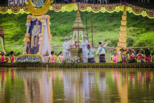 ชาวน่านจัดขบวนอัญเชิญถ้วยพระราชทานแข่งเรือล่องน้ำน่านยิ่งใหญ่ตระการตา