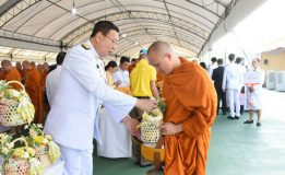 วุฒิสภาร่วมพิธีทำบุญตักบาตรพระสงฆ์และสามเณร จำนวน 489 รูป เนื่องในวันสวรรคต ร.9