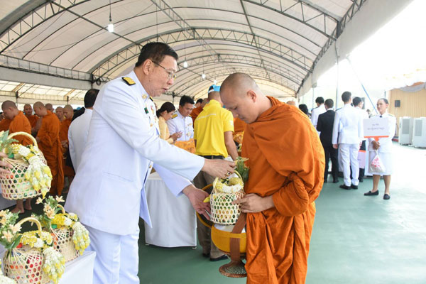 วุฒิสภาร่วมพิธีทำบุญตักบาตรพระสงฆ์และสามเณร จำนวน 489 รูป เนื่องในวันสวรรคต ร.9