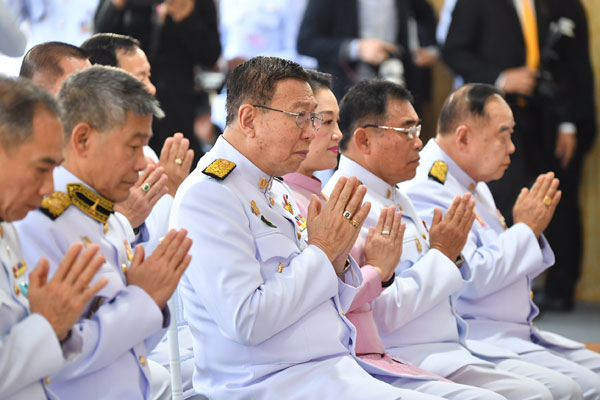 วุฒิสภาร่วมพิธีทำบุญตักบาตรพระสงฆ์และสามเณร เนื่องในวันคล้ายวันสวรรคตพระบาทสมเด็จพระจุลจอมเกล้าเจ้าอยู่หัว