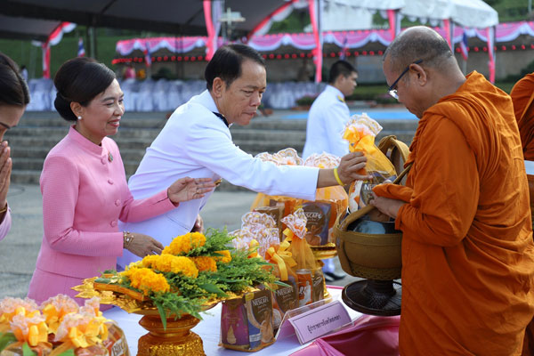 ผู้ว่าฯ สงขลา นำพสกนิกรทุกหมู่เหล่า ร่วมพิธีทำบุญตักบาตรพระภิกษุสงฆ์ 57 รูป ในพิธีบำเพ็ญกุศลและกิจกรรมน้อมรำลึกเนื่องในวันคล้ายวันสวรรคต พระบาทสมเด็จพระจุลจอมเกล้าเจ้าอยู่หัว รัชกาลที่ 5 “วันปิยมหาราช”