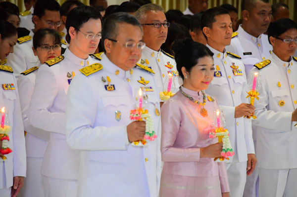 ข้าราชการและประชาชนจังหวัดสุราษฎร์ธานี พร้อมใจร่วมพิธีจุดเทียนเพื่อน้อมรำลึกในพระมหากรุณาธิคุณ ล้นเกล้ารัชกาลที่ 5 เนื่องในวันปิยมหาราช ประจำปี 2562