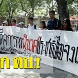 กลุ่มนักศึกษา บุกกองทัพบก แขวนป้ายผ้า “เผด็จการจงพินาศ” ถามแสบ ถึงบิ๊กแดง !