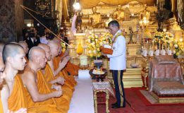 ‘ในหลวง-พระราชินี’เสด็จถวายผ้าพระกฐินวัดบวรนิเวศฯ-วัดเทพศิรินทราวาส