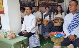 อุดรธานีร่วมพิธีทำบุญตักบาตรและถวายสังฆทานในพิธีทำบุญ่ใหญ่ (บุญพระธาตุหลวงเวียงจันทน์)