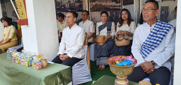 อุดรธานีร่วมพิธีทำบุญตักบาตรและถวายสังฆทานในพิธีทำบุญ่ใหญ่ (บุญพระธาตุหลวงเวียงจันทน์)