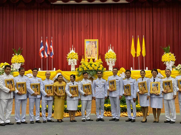 ทหญ.เข้าร่วมพิธีรับพระราชทานพระบรมฉายาลักษณ์ พระบาทสมเด็จพระเจ้าอยู่หัว และสมเด็จพระนางเจ้าฯ พระบรมราชินี