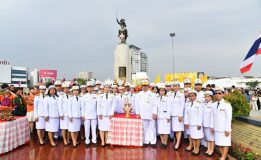 วุฒิสภาวางพานพุ่มดอกไม้เพื่อถวายราชสักการะพระบรมราชานุสาวรีย์สมเด็จพระเจ้าตากสินมหาราช