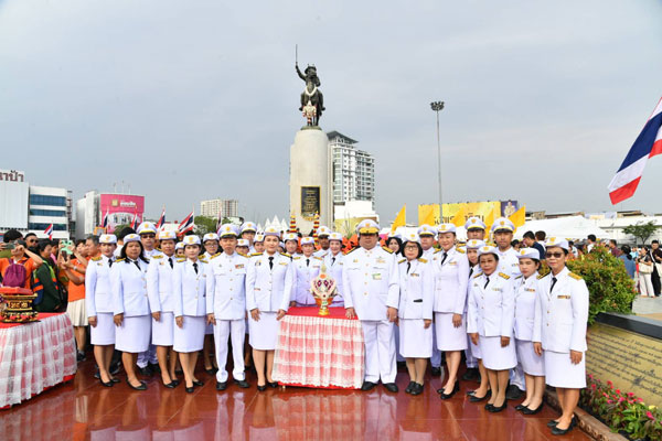 วุฒิสภาวางพานพุ่มดอกไม้เพื่อถวายราชสักการะพระบรมราชานุสาวรีย์สมเด็จพระเจ้าตากสินมหาราช