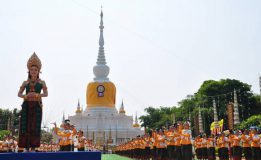 อลังการ!นักร้องดัง “ต่าย อรทัย” ร่วมรำบวงสรวงพระบรมธาตุนาดูน