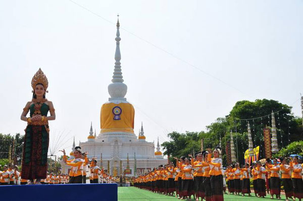 อลังการ!นักร้องดัง “ต่าย อรทัย” ร่วมรำบวงสรวงพระบรมธาตุนาดูน