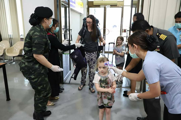 สาธารณสุขจังหวัดสุราษฎร์ธานีร่วมกันตรวจวัดไข้ผู้โดยสารและนักท่องเที่ยวที่เดินทางมากับสายการบินเชียงใหม่ – สุราษฎร์ธานี