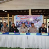 ผู้ว่าฯ สุราษฎร์ธานี แถลงข่าวจับกุมเครือข่ายยาเสพติดได้ผู้ต้องหาพร้อมของกลางยาบ้ากว่า 230,000 เม็ด