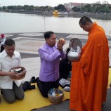 จังหวัดอุดรธานี สวมชุดไทยใส่บาตรพระทุกวันอังคาร