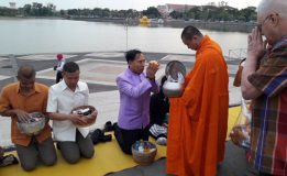 จังหวัดอุดรธานี สวมชุดไทยใส่บาตรพระทุกวันอังคาร