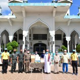 ตำรวจภูธรจังหวัดยะลาเข้าคาราวะและมอบเครื่อง​อุปโภค​บริโภค​ ให้โต๊ะอิหม่าม