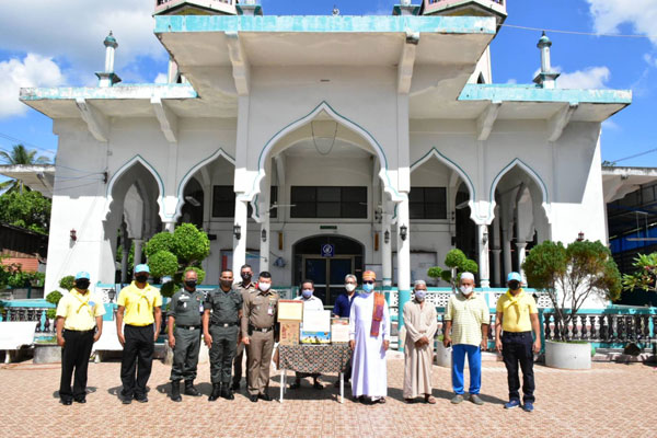 ตำรวจภูธรจังหวัดยะลาเข้าคาราวะและมอบเครื่อง​อุปโภค​บริโภค​ ให้โต๊ะอิหม่าม